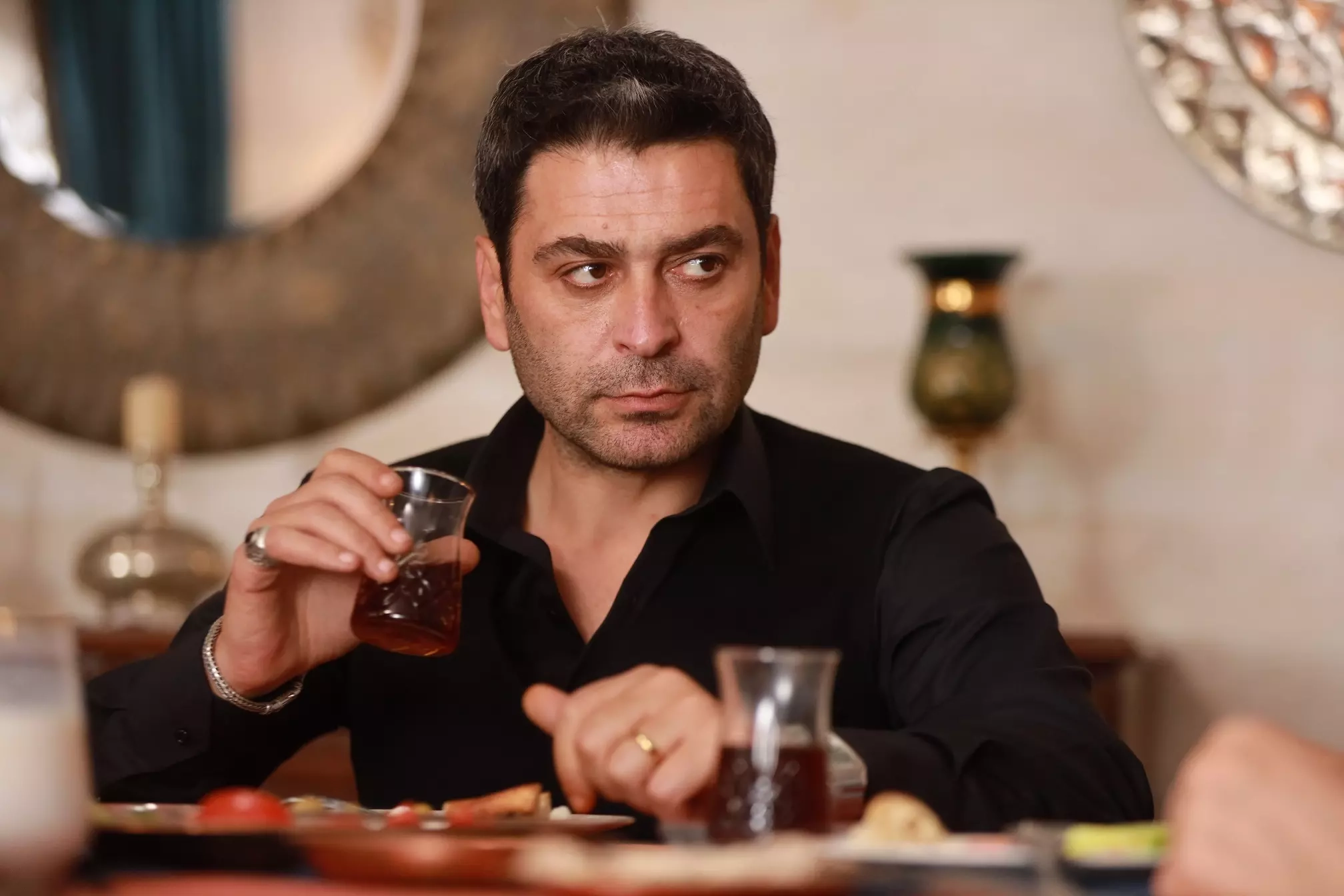 Uzak Şehir Episode 8 Summary Uzak Şehir Episode 8 Summary
